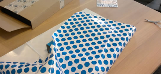 pakje met een los vel inpakpapier