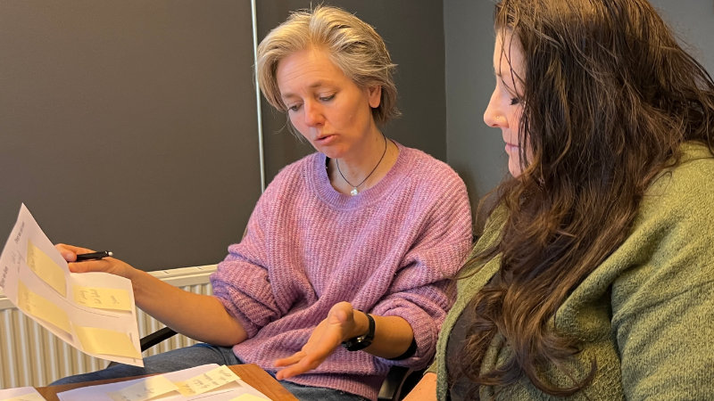 Twee medewerkers in overleg